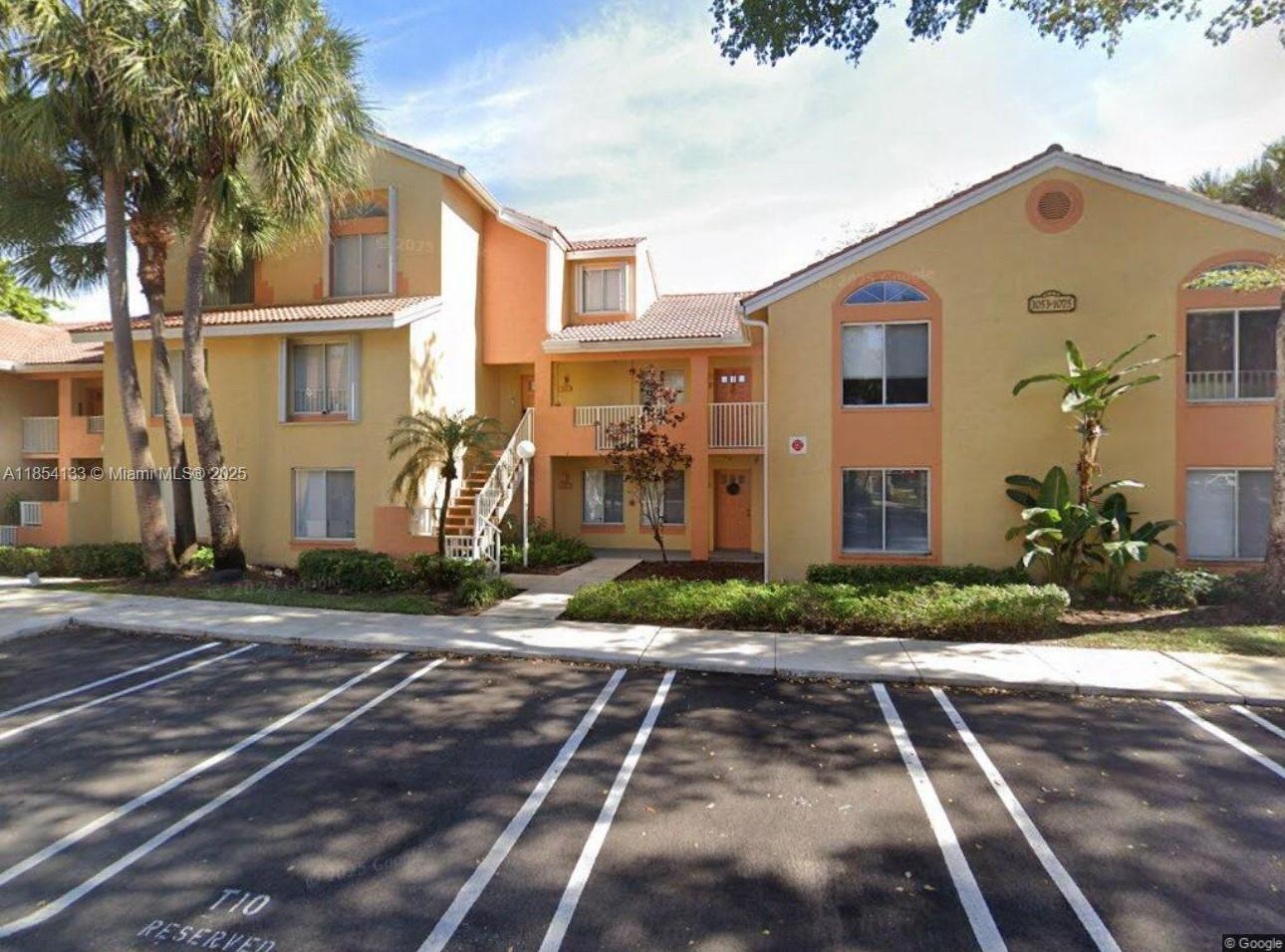 Beautiful , first floor updated condo for Rent at Coral Springs.
Close to stores, highways,restaurants.
Unit has open floor plan, washer,dryer in unit.
Dont miss it !
Required credit score is 650.