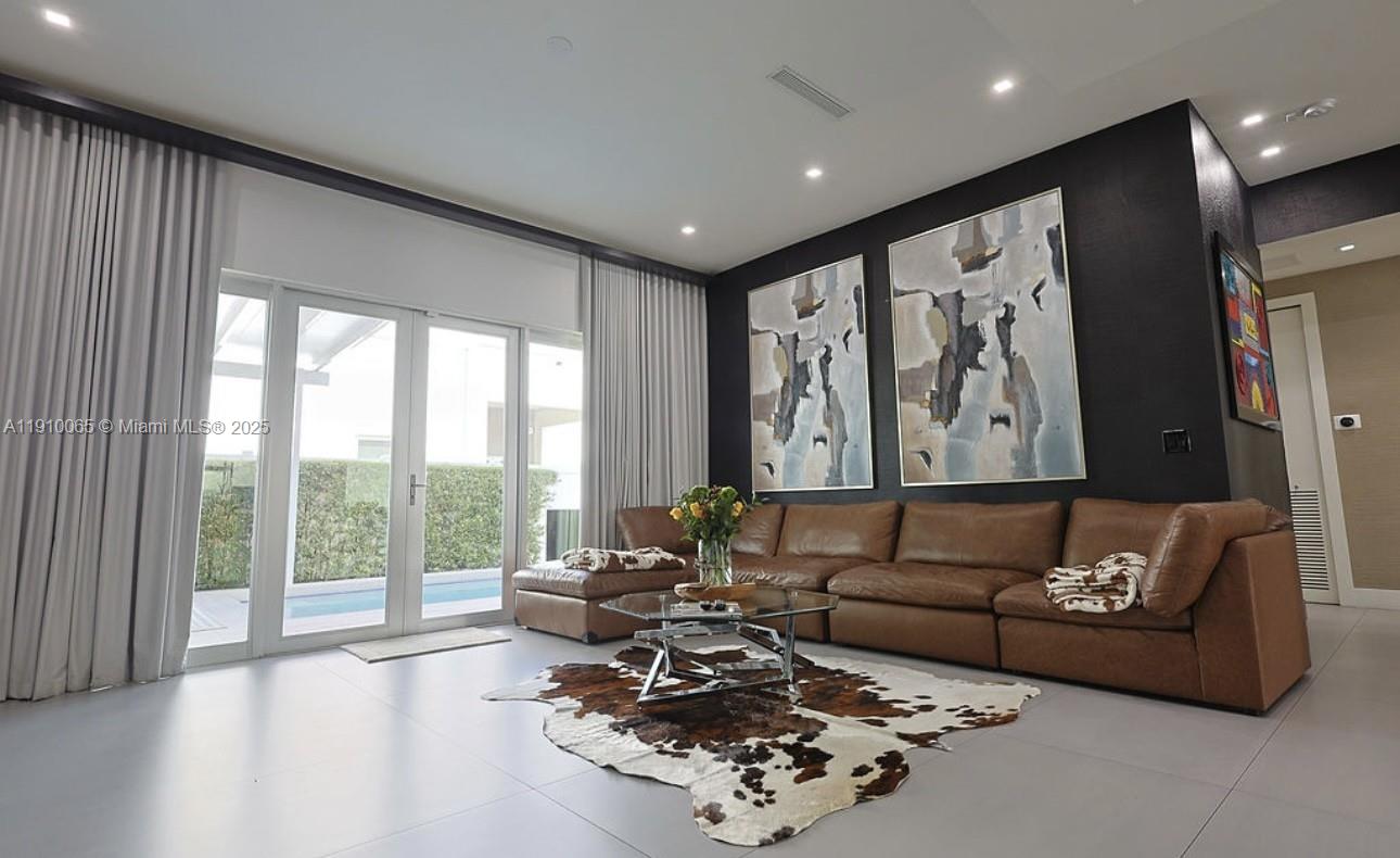 OASIS PARK SQUARE AT DORA - Residential