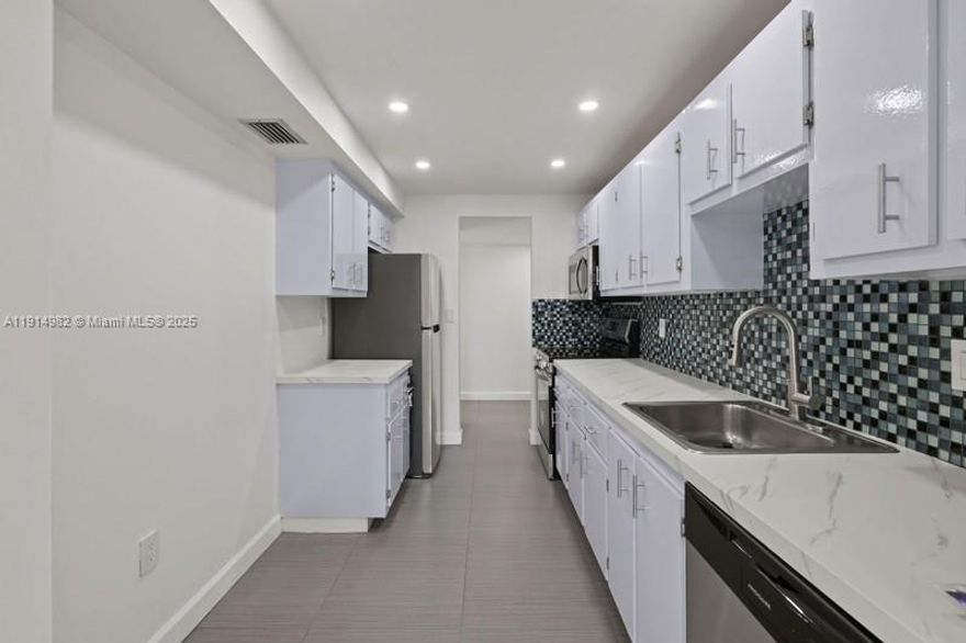 Beautiful spacious corner unit 2 Bed / 2 bath, 9th Floor, with golf court, landscape and unobstructed views. The unit is freshly painted, Italian porcelain floors throughout, partially upgraded. Washer and dryer inside the unit. Best tower in the complex. Gated community, lots of amenities, tennis courts, 2 pools, club house with fitness center. Very nice location.