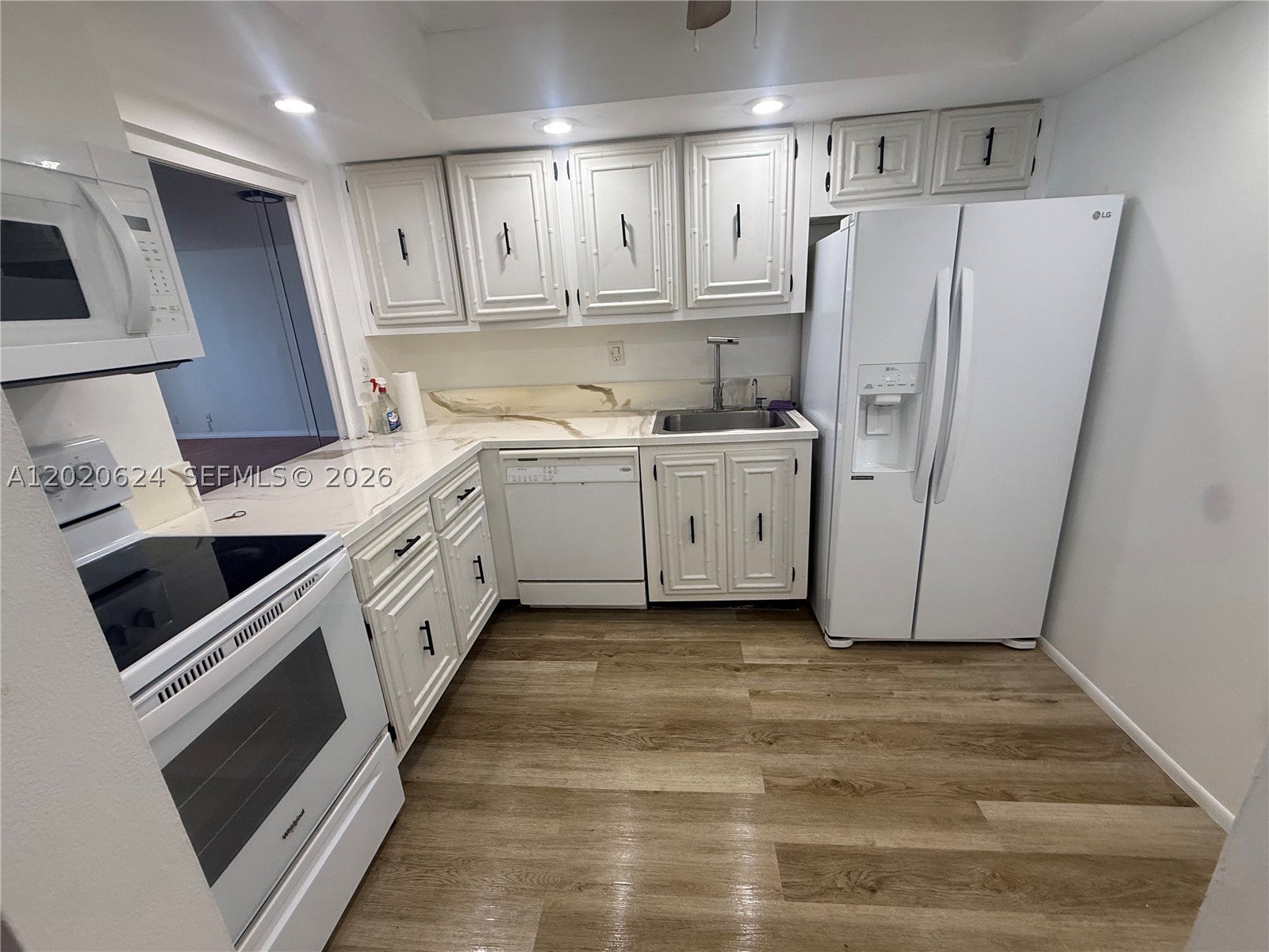 800 Parkview Dr 406