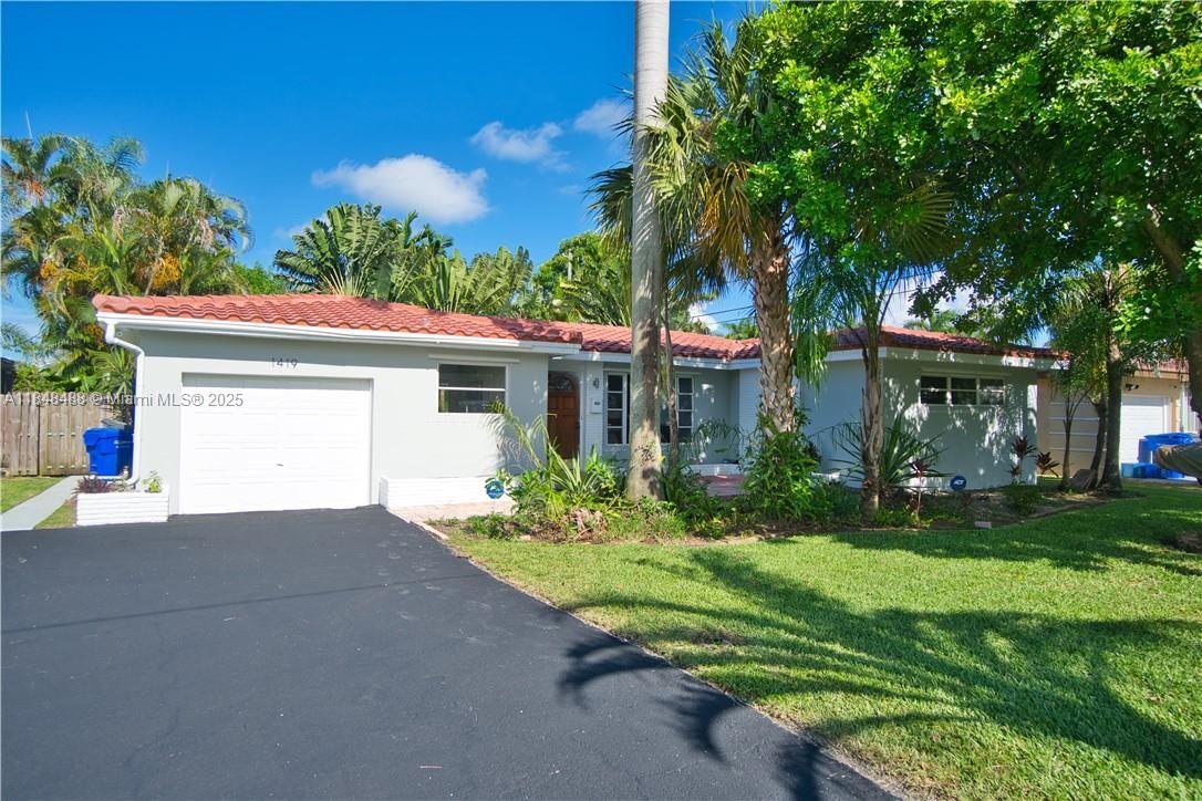 Beautiful home, only 10 minutes from Hollywood Beach. Spacious 2 bedrooms (3 if you want using the florida room, 2 full Bathrooms and 2 half baths. All nicely updated. Great Location close to shops and Young Circle.