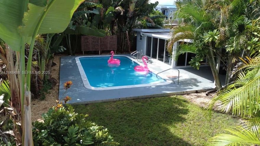 Beautiful home, only 10 minutes from Hollywood Beach. Spacious 2 bedrooms (3 if you want using the florida room, 2 full Bathrooms and 2 half baths. All nicely updated. Great Location close to shops and Young Circle.