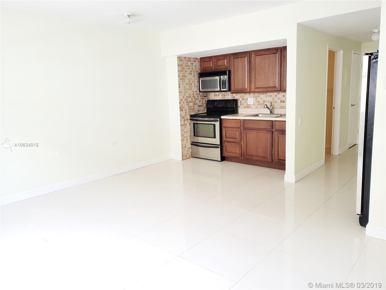 Bay front remodeled studio, with bay view, 24 hs security/concierge, pool overlooking the bay, gym, bike storage, BBQ area, social room. Includes basic cable, free AC and wifi in common areas. Parking is available through management office at extra cost ($175 for 6 mo. / $350 for 1 year). Stainless steel appliances, big closets. Walking distance from movies, restaurants, Flamingo Park, free trolley stop in front of bldg. Have South Beach at your feet!!
* Pls notice the bldg. needs up to 20 days to conduct background check and requires $500 security deposit (refunded when you move out), $50 move in fee (non-refundable) and $100 move in deposit to be returned if no damages.