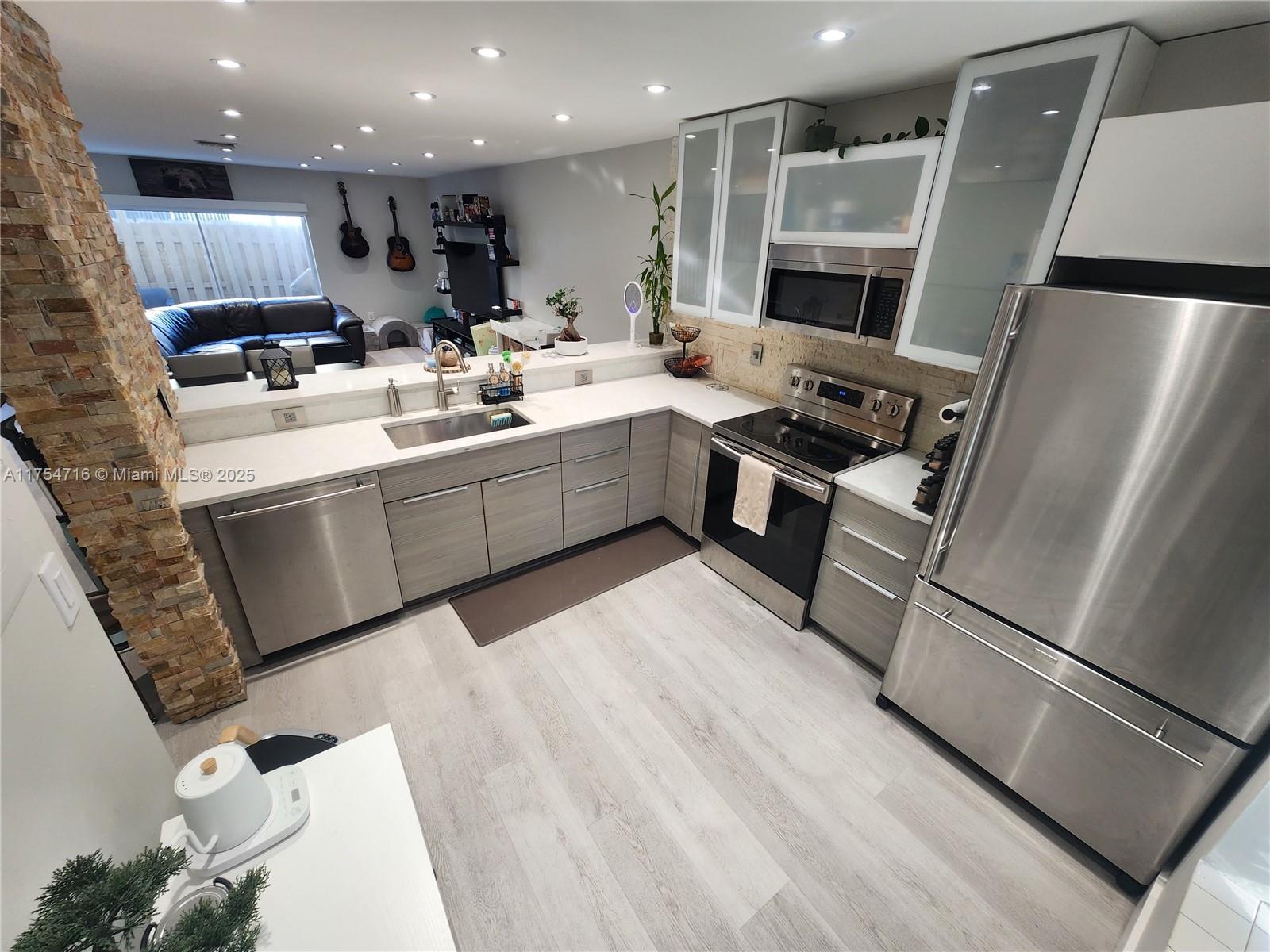 PEMBROKE POINTE - Residential