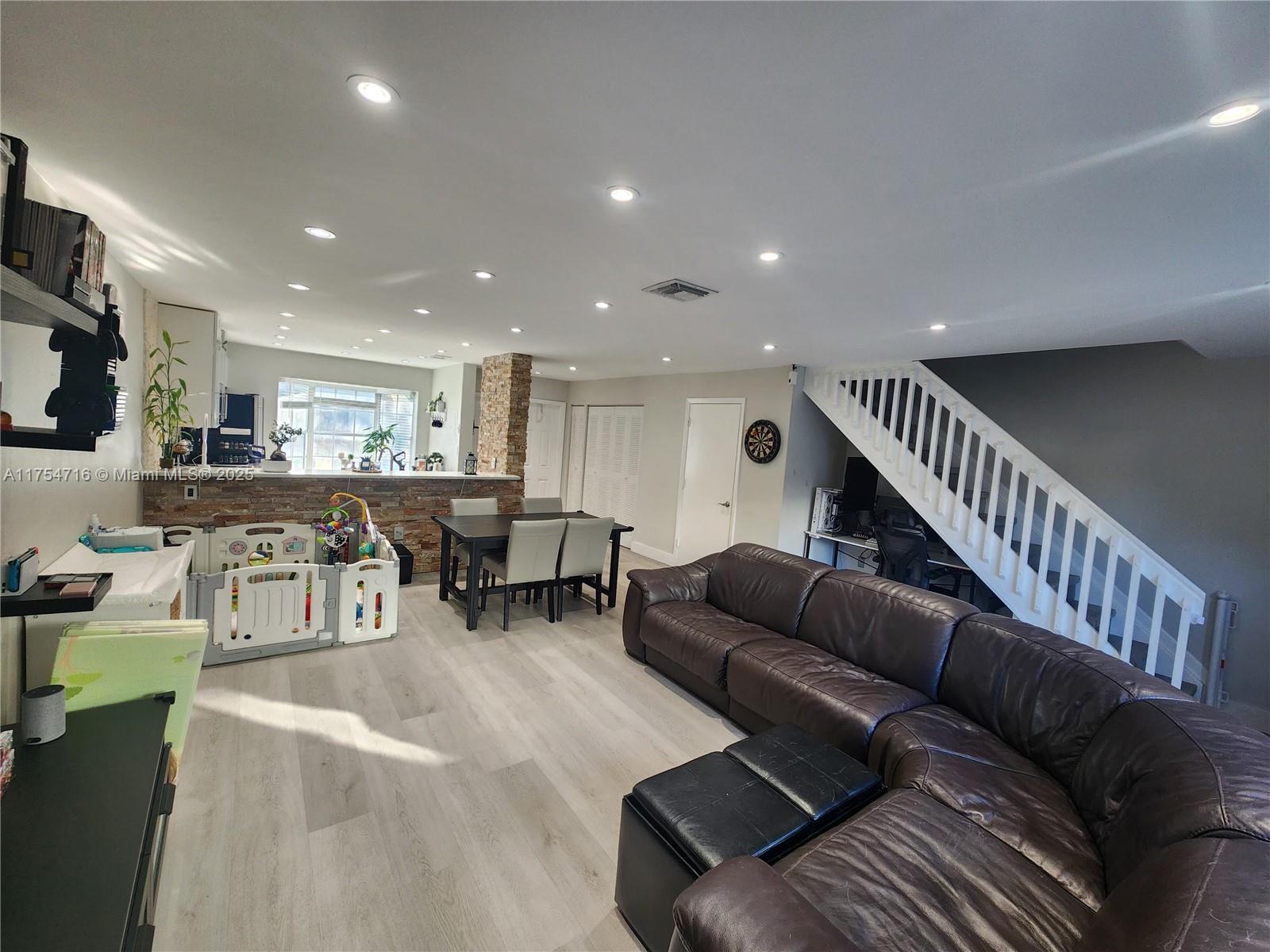 PEMBROKE POINTE - Residential
