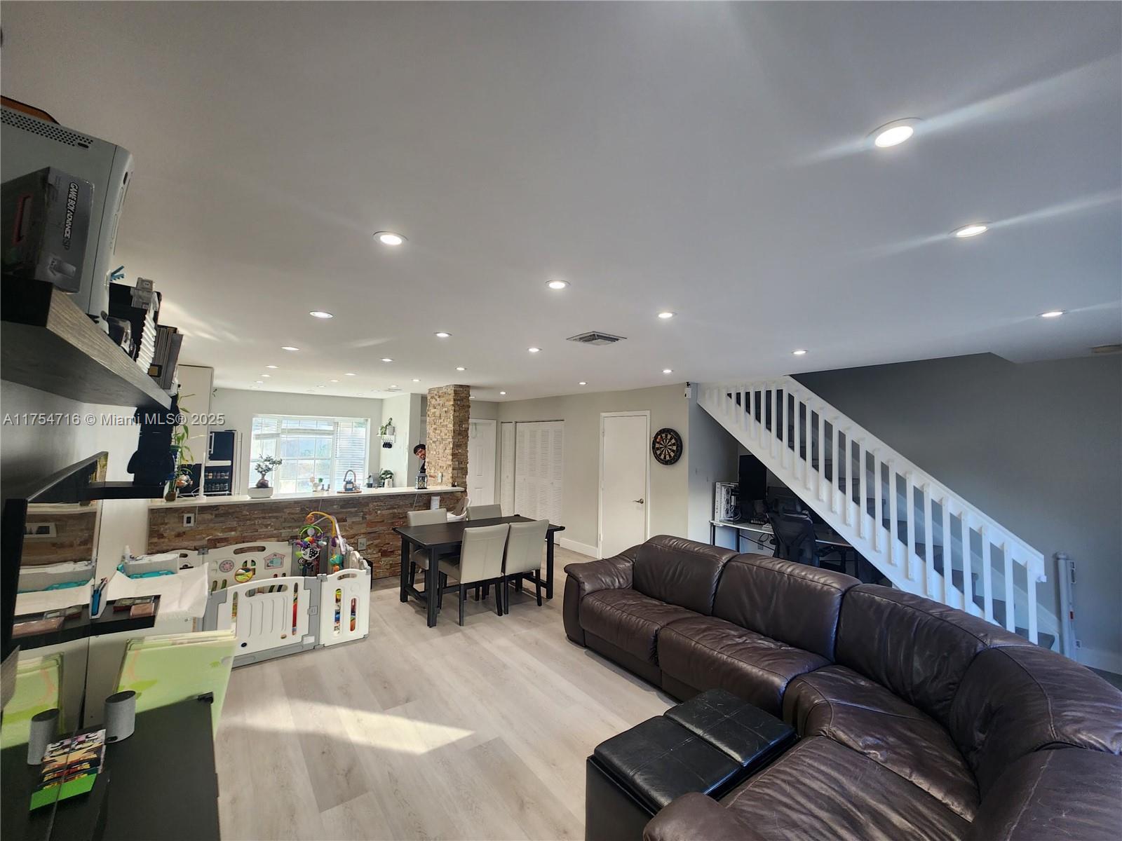 PEMBROKE POINTE - Residential