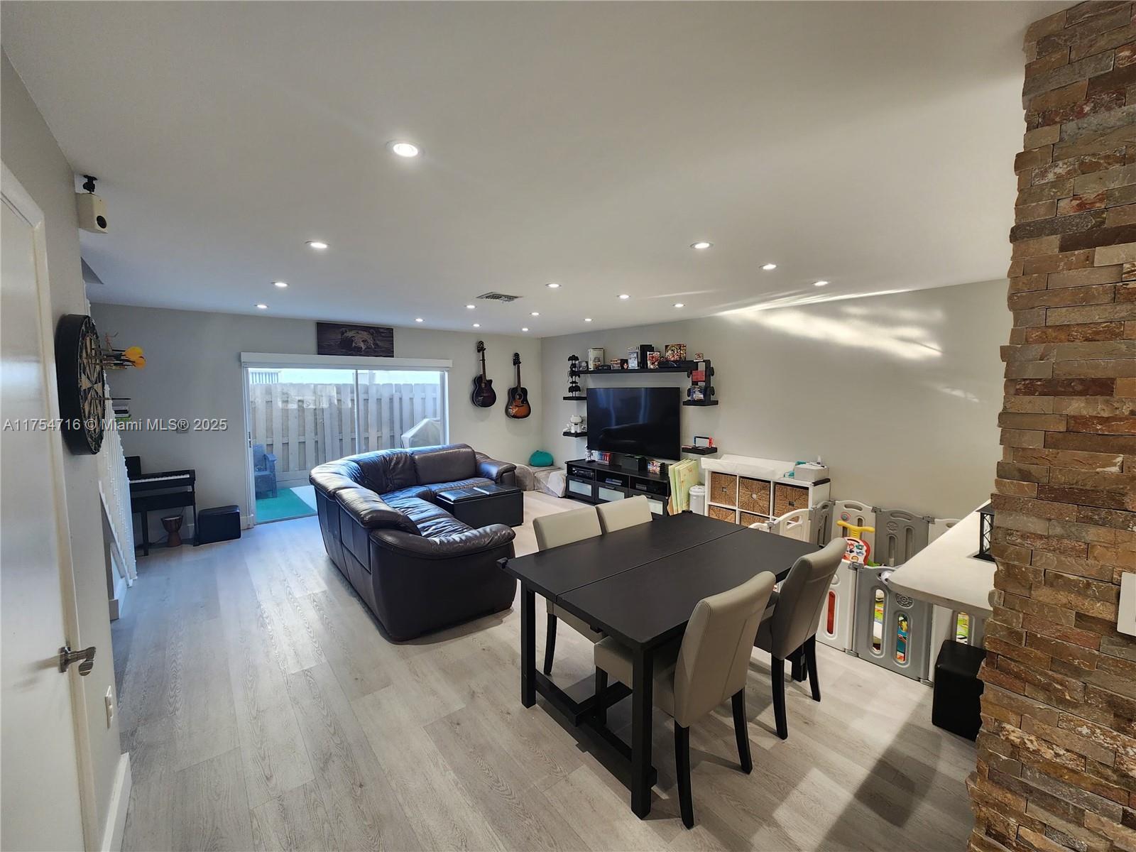 PEMBROKE POINTE - Residential