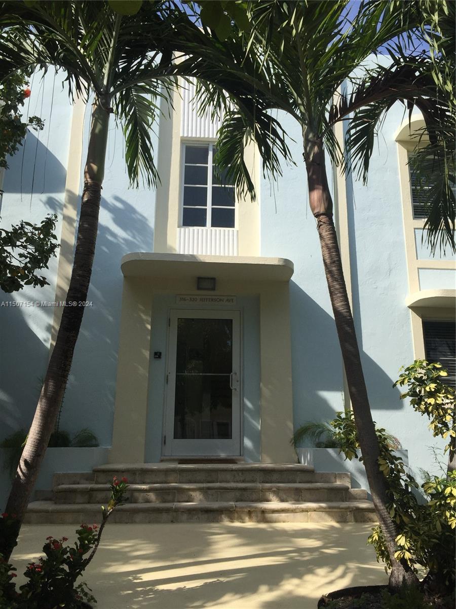 South of Fifth - 2nd Floor Studio apartment in tranquil garden style Deco building. Great lighting; great neighborhood. Walking distance to beach, park, great restaurants and all perks of living in the South of Fifth area.
Showings require a 24 hour notice.
Call listing office with any questions.