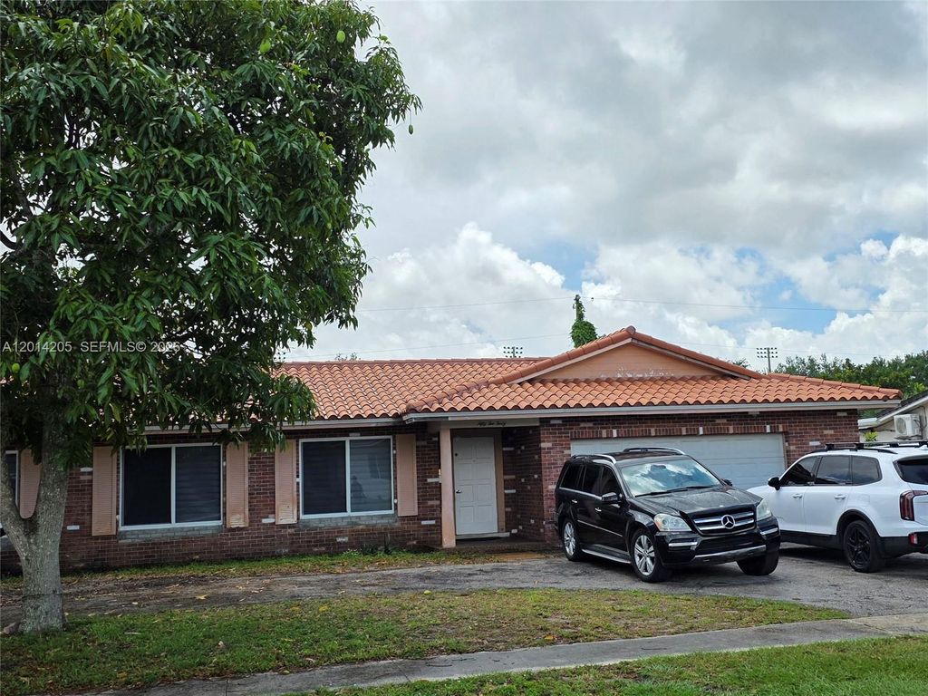 Photo of 5240 SW 10th Ct, Plantation, FL 33317 (MLS # A12014205)