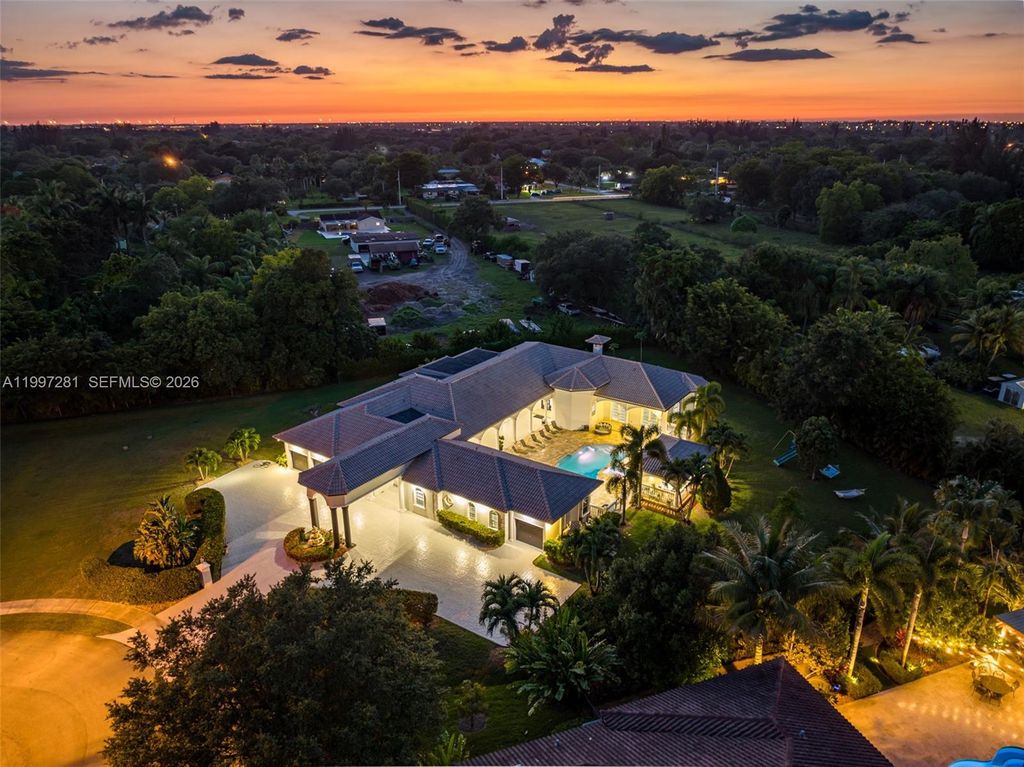 Photo of 13751 Pine Meadow Ct, Davie, FL 33325 (MLS # A11997281)