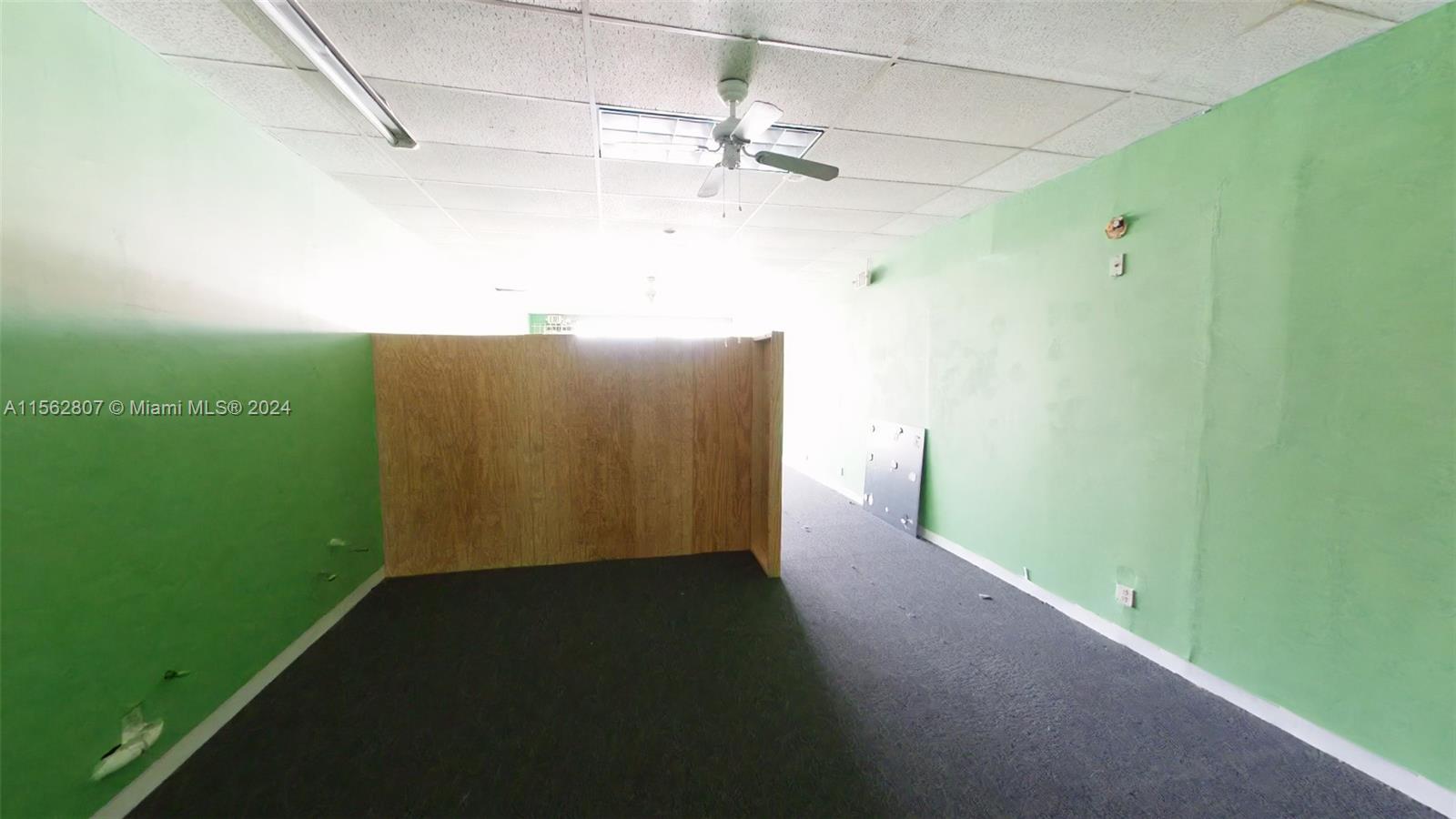 Retail/office space on Davie Blvd. Great visibility and just off 441 to the North of 595.