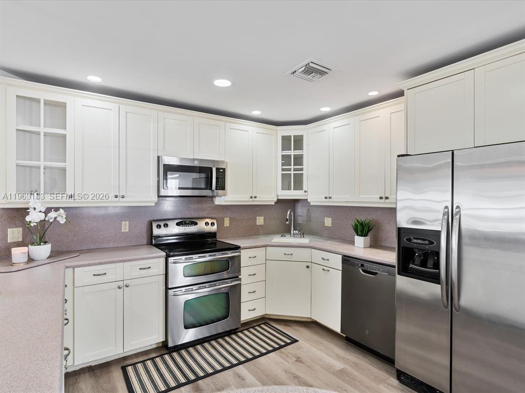 CORAL MANOR FIRST ADD - Residential Lease