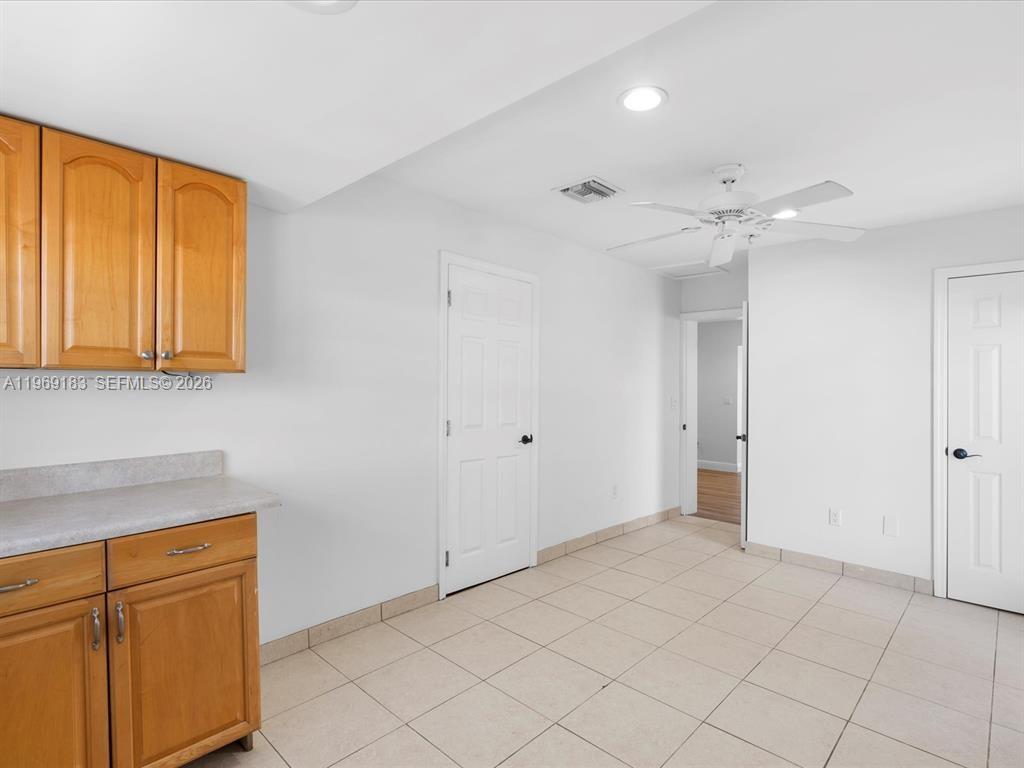 CORAL MANOR FIRST ADD - Residential Lease