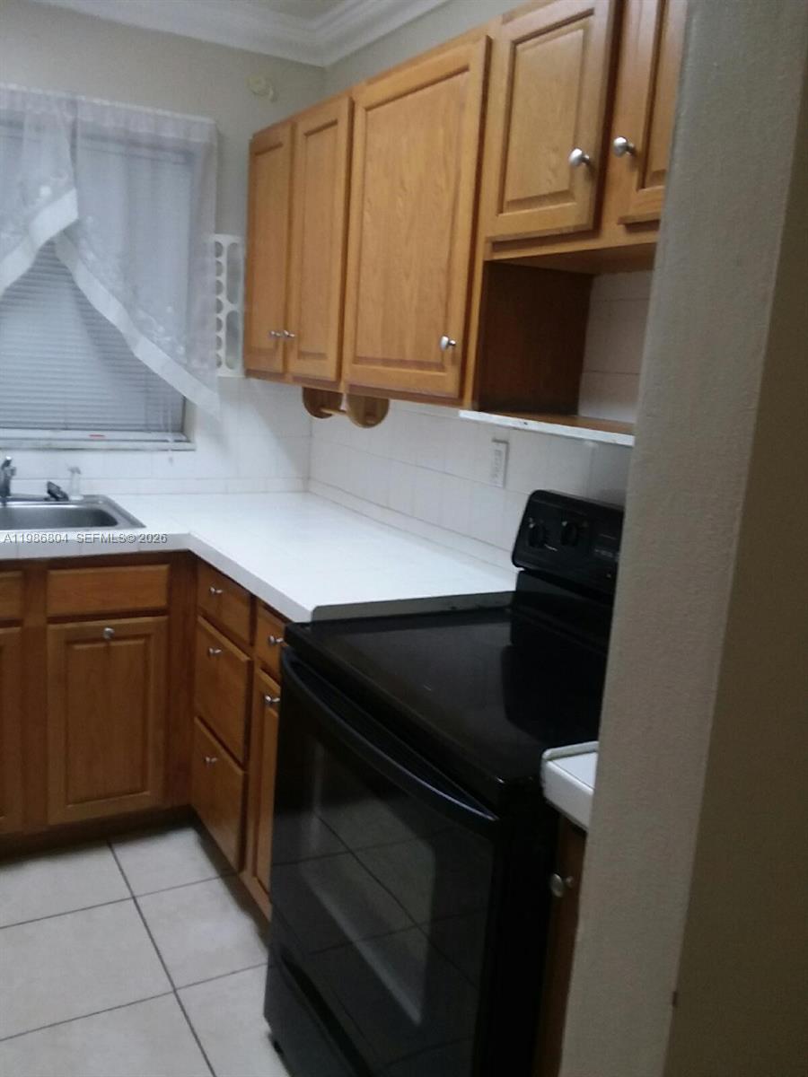 PALM SPRINGS GARDENS BLDG - Residential Lease