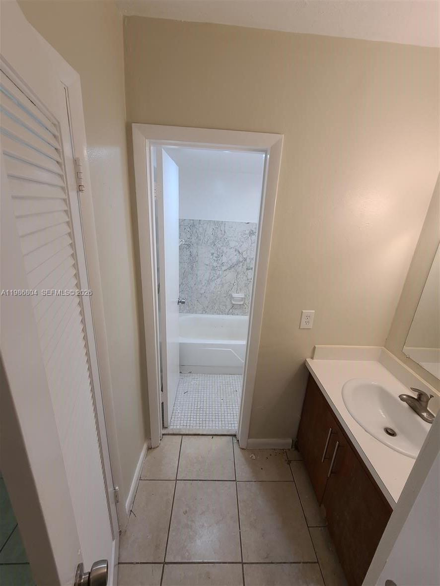 PALM SPRINGS GARDENS BLDG - Residential Lease