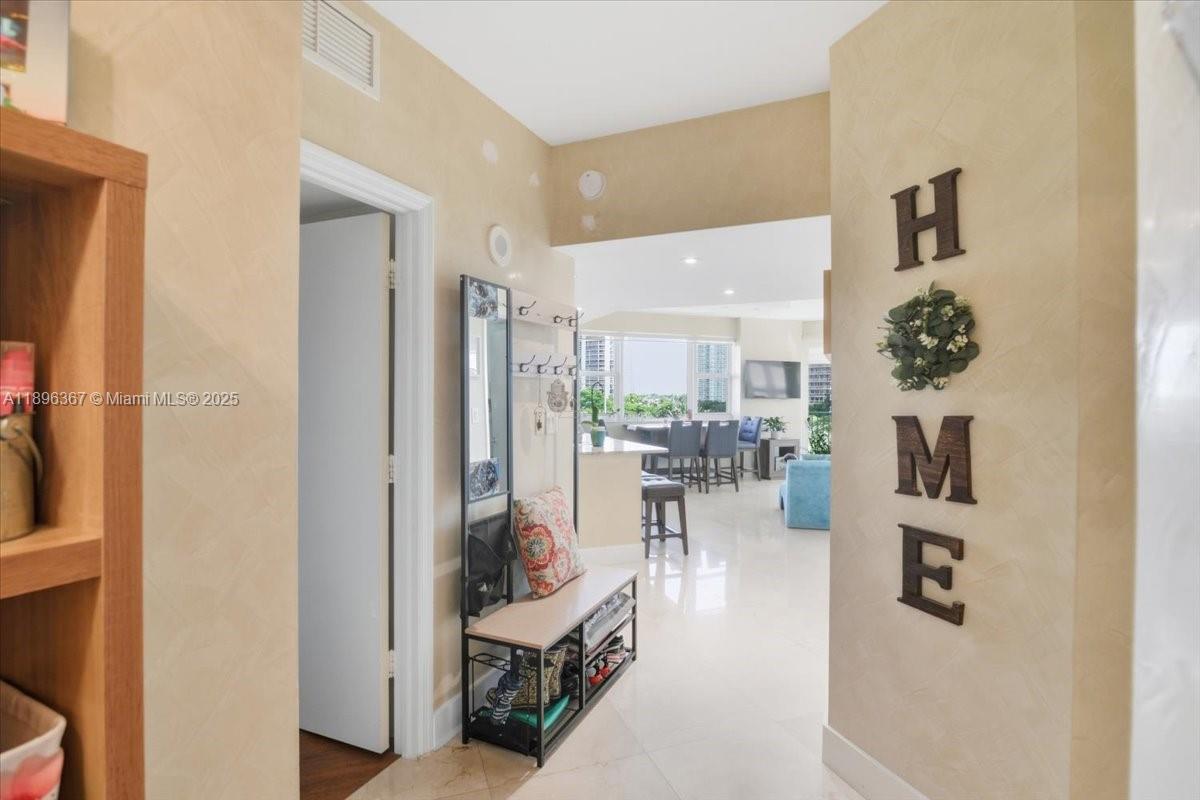 TURNBERRY VLG NO TOWER CO - Residential Lease