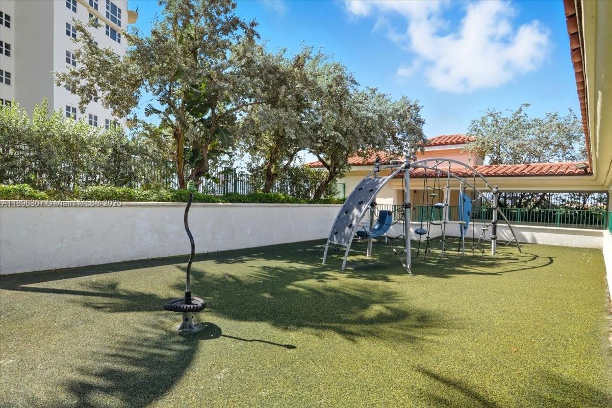 TURNBERRY VLG NO TOWER CO - Residential Lease