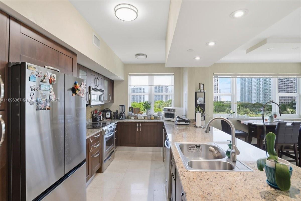 TURNBERRY VLG NO TOWER CO - Residential Lease