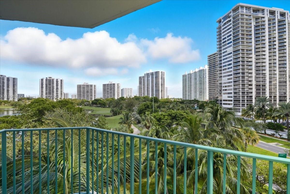 TURNBERRY VLG NO TOWER CO - Residential Lease