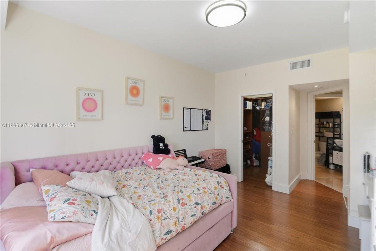 TURNBERRY VLG NO TOWER CO - Residential Lease