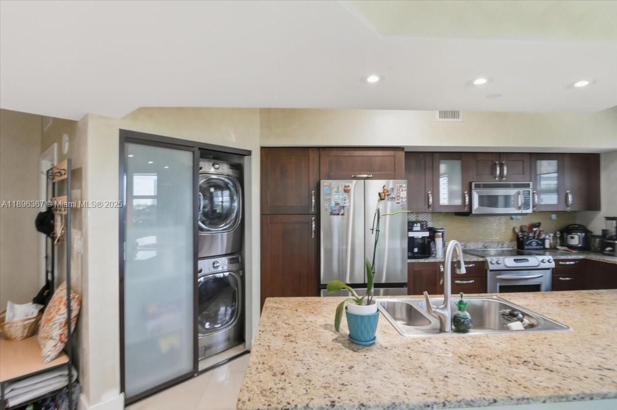 TURNBERRY VLG NO TOWER CO - Residential Lease