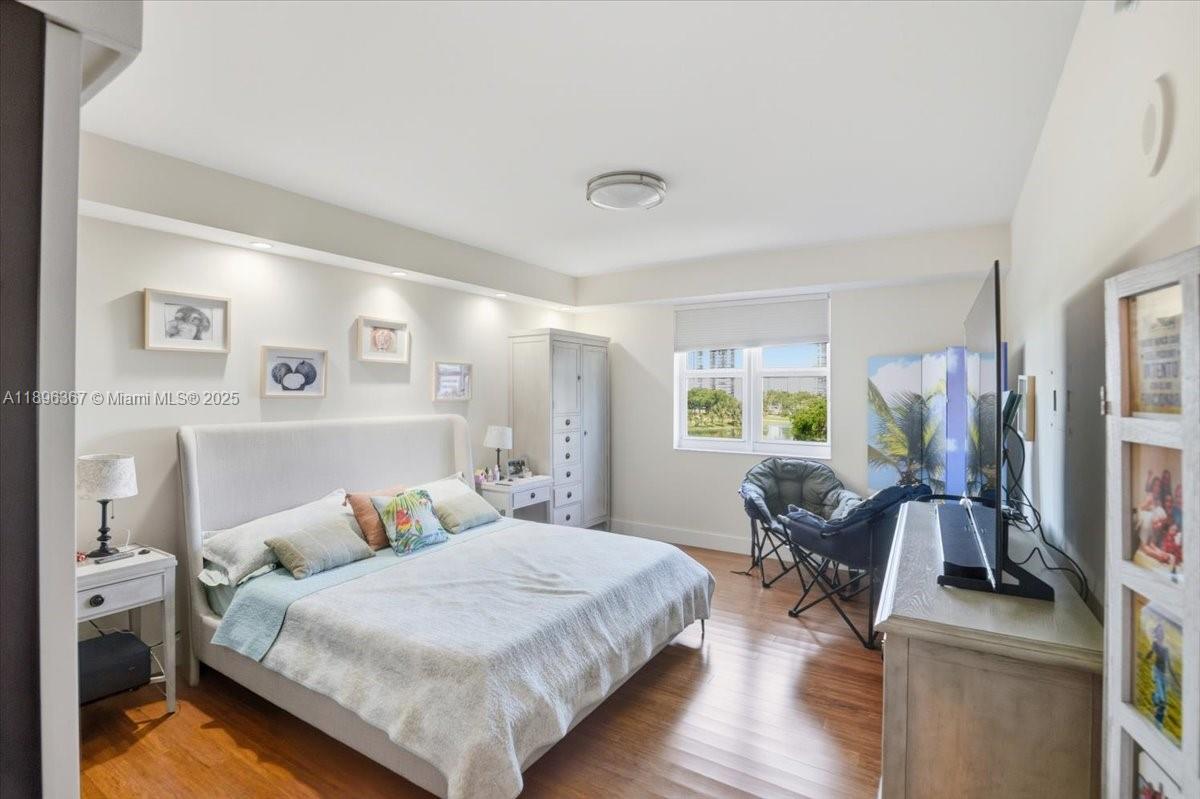 TURNBERRY VLG NO TOWER CO - Residential Lease