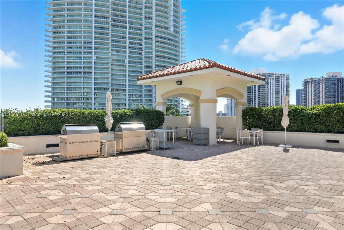 TURNBERRY VLG NO TOWER CO - Residential Lease