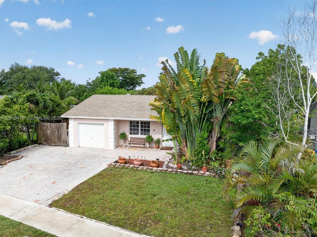 Photo of 9600 Richmond Cir, Boca Raton, FL 33434 (MLS # A12019419)