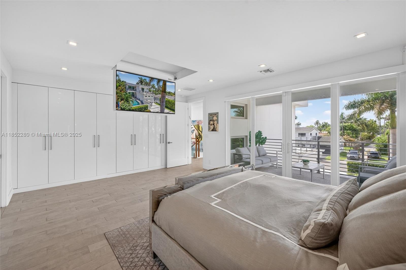 HOLLYWOOD LAKES SECTION - Residential