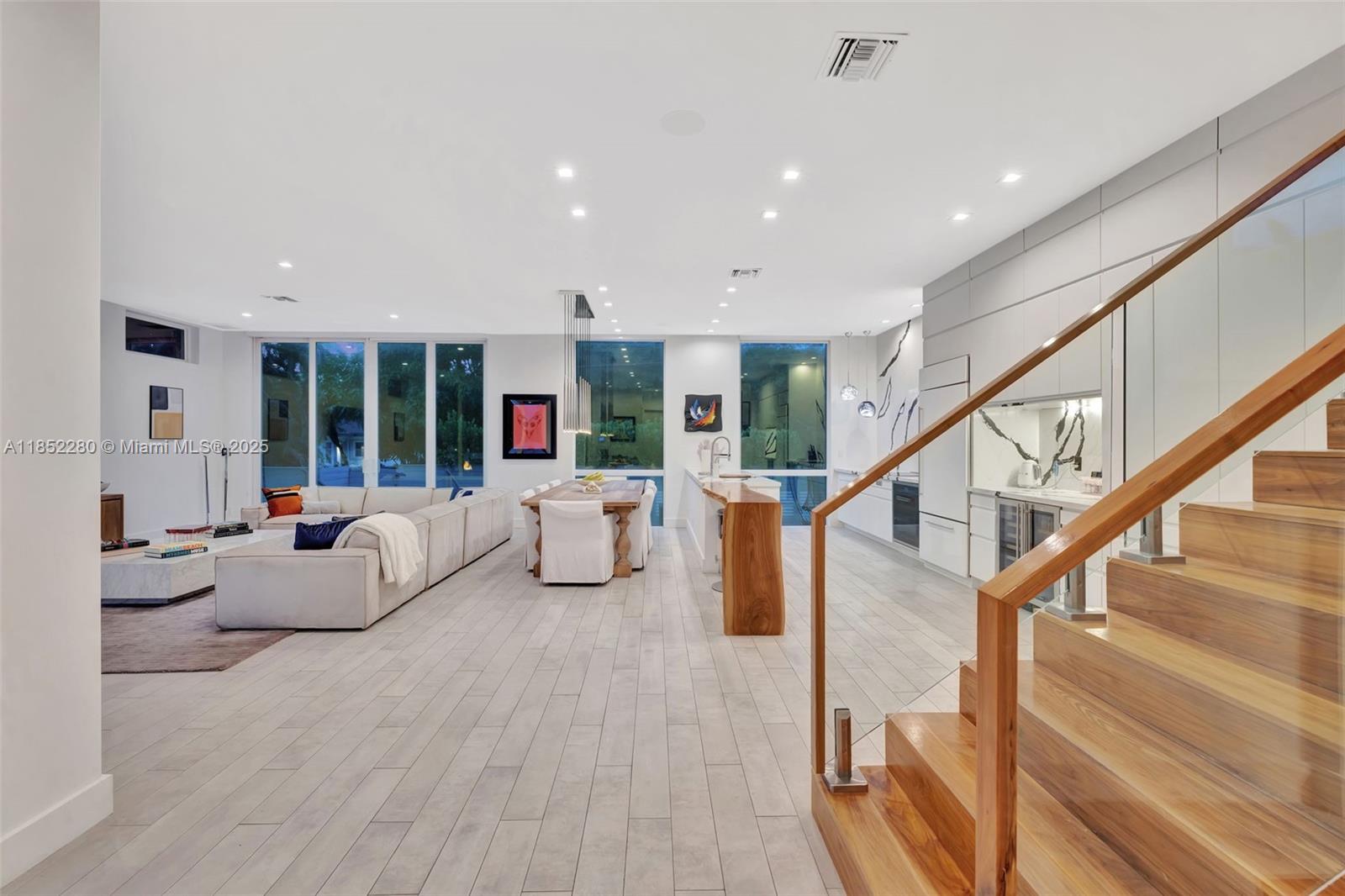 HOLLYWOOD LAKES SECTION - Residential