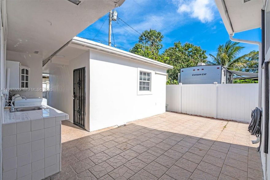 Amazing Studio with All Utilities and internet Included. Spacious and move-in ready home just minutes from Coral Gables. Enjoy a bright, open layout with comfortable living areas and plenty of natural light. Centrally located near major highways, shopping, dining, and schools for ultimate convenience. Quick approval available—don’t miss this opportunity!