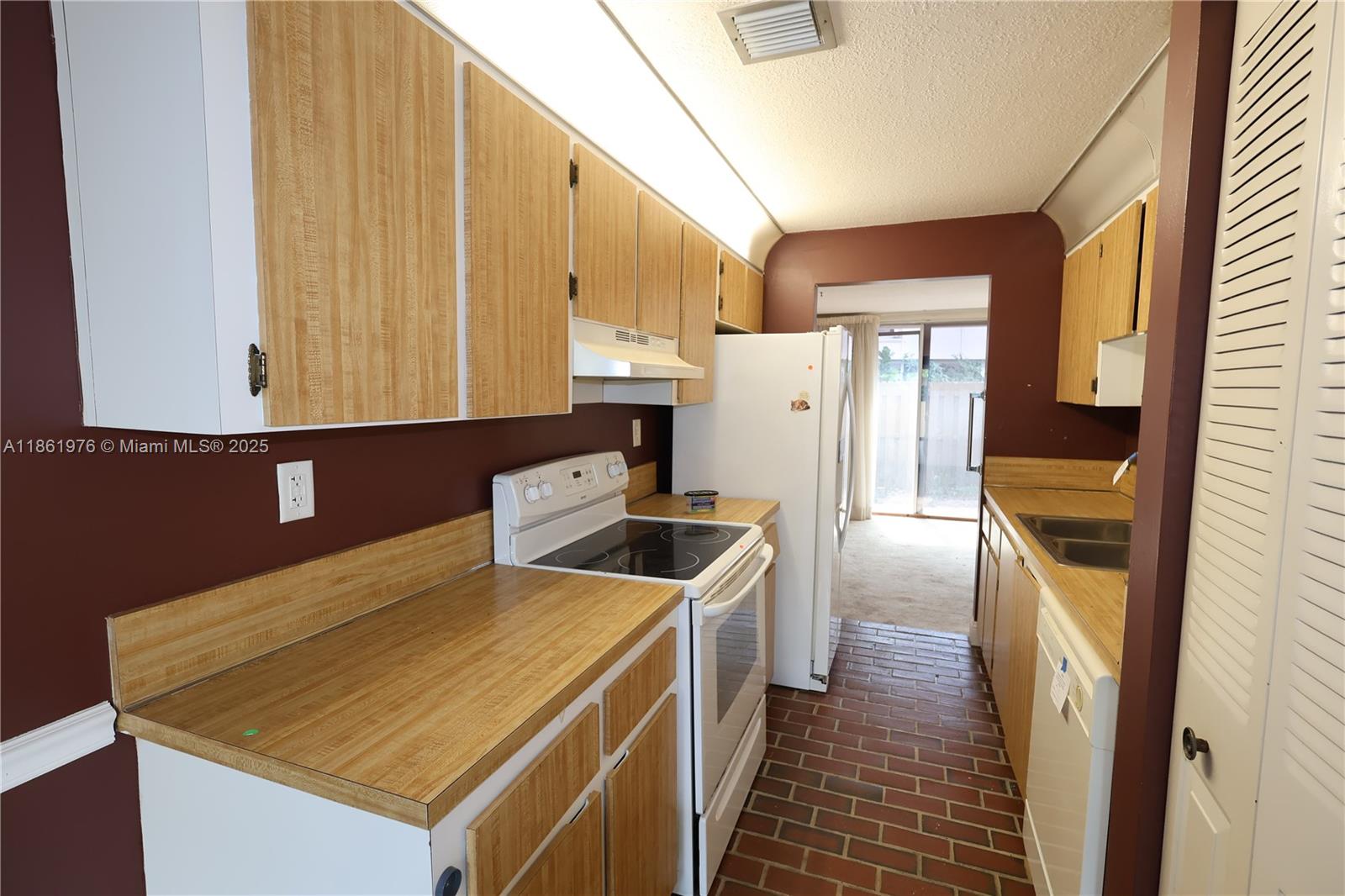 TOWNHOUSES AT JACARANDA C - Residential