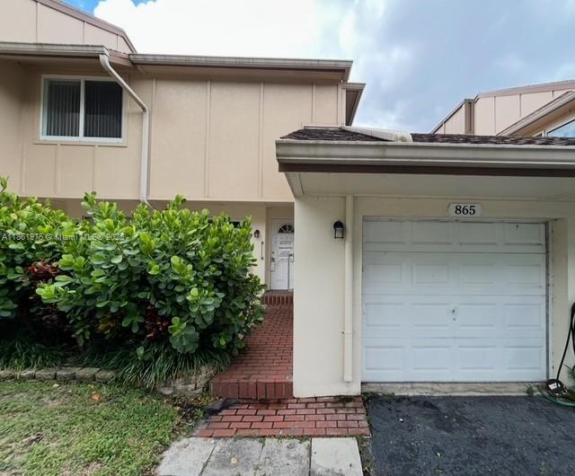 Super bright and spacious 2 Master Bedrooms with half bathroom downstairs, principal bedroom has his own terrace, plenty of closet space and a dedicated laundry closet, nice private patio to enjoy the parties with friends and family members. Conveniently located near Plantation Walk, parks, major shopping centers, hospital, highways, main avenues, dining, entertainment & more, too much to mention!!!