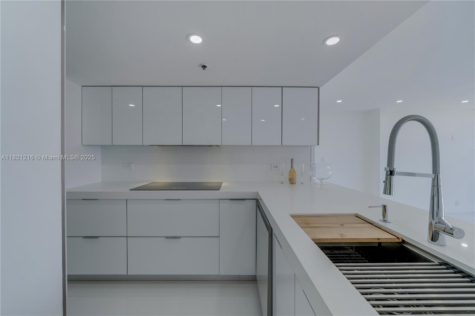 7601 E Treasure Dr 2305