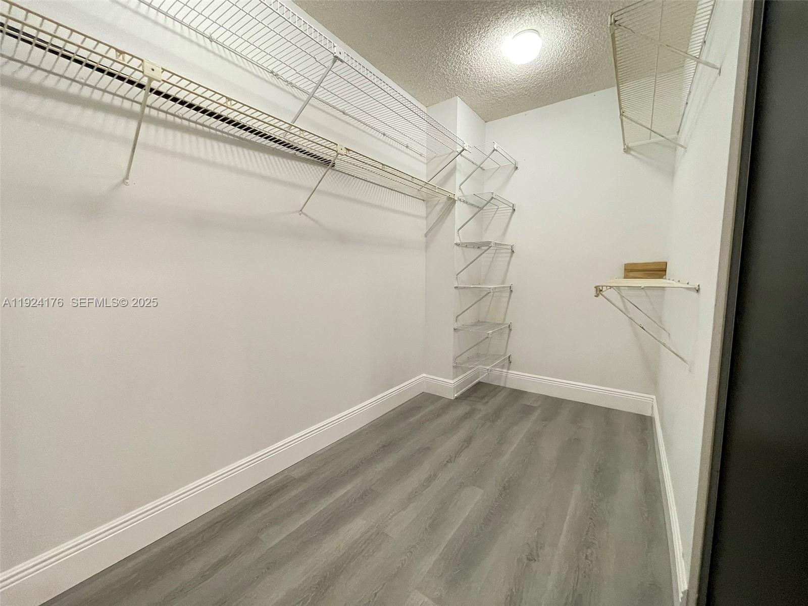 EMERALD HILLS C C APTS CO - Residential Lease