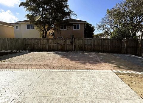 Tiny photo for 390 NE 35th Ave, Homestead, FL 33033 (MLS # A12006220)