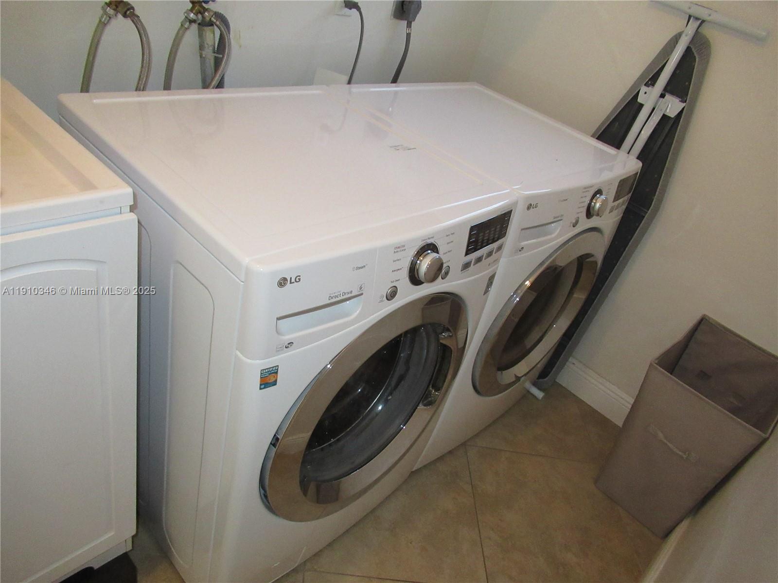 HOLLYWOOD HILLS 1965 - Residential Lease