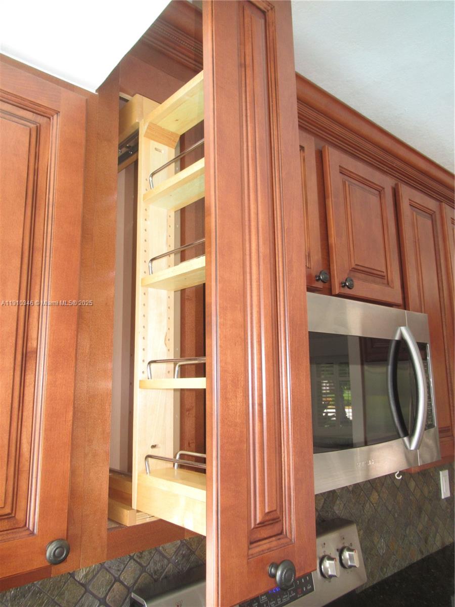 HOLLYWOOD HILLS 1965 - Residential Lease