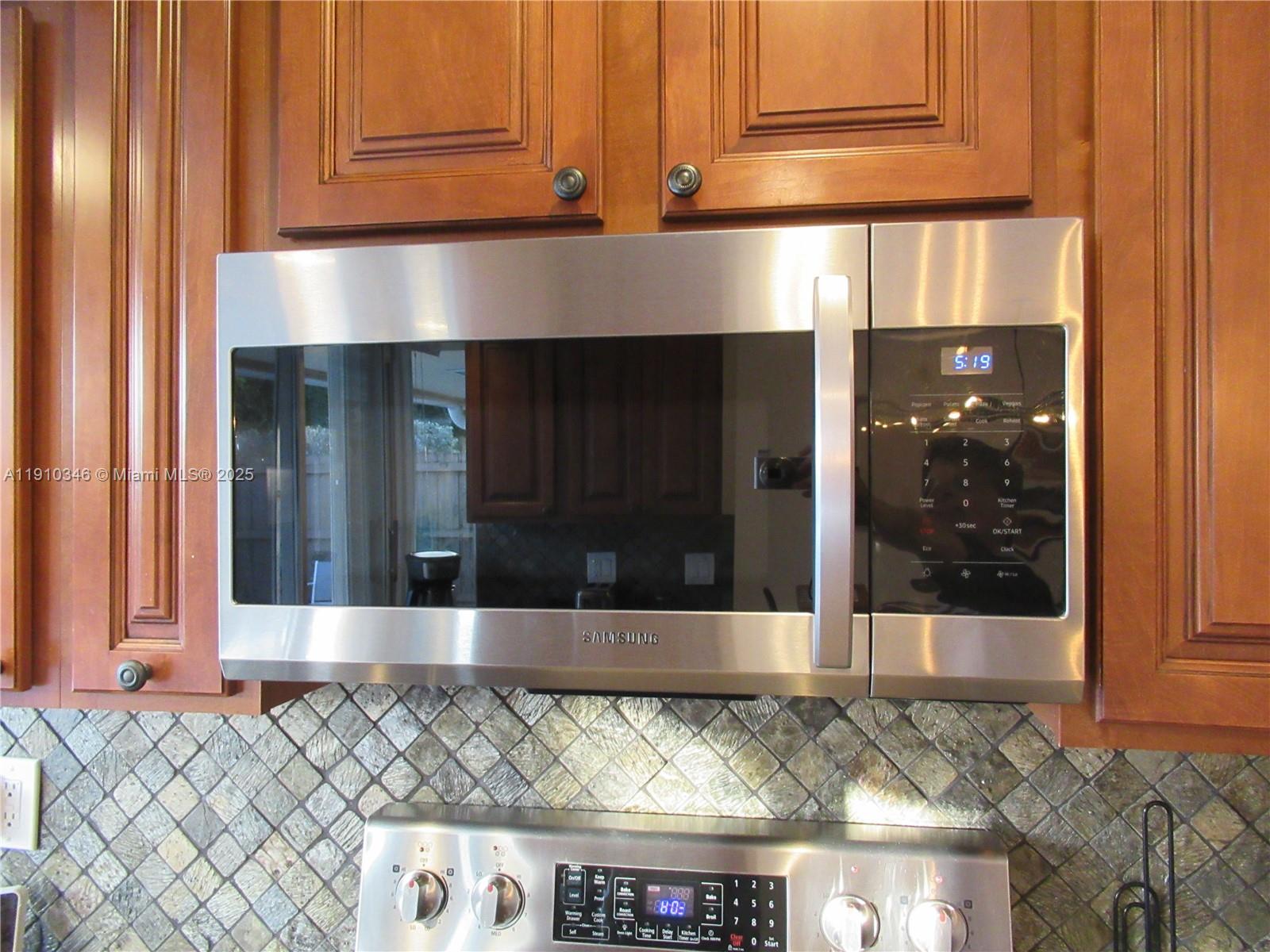 HOLLYWOOD HILLS 1965 - Residential Lease