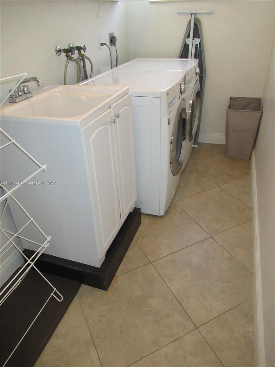 HOLLYWOOD HILLS 1965 - Residential Lease