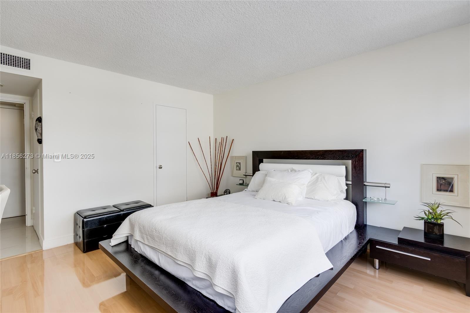 YACHT CLUB CONDO (THE) - Residential Lease