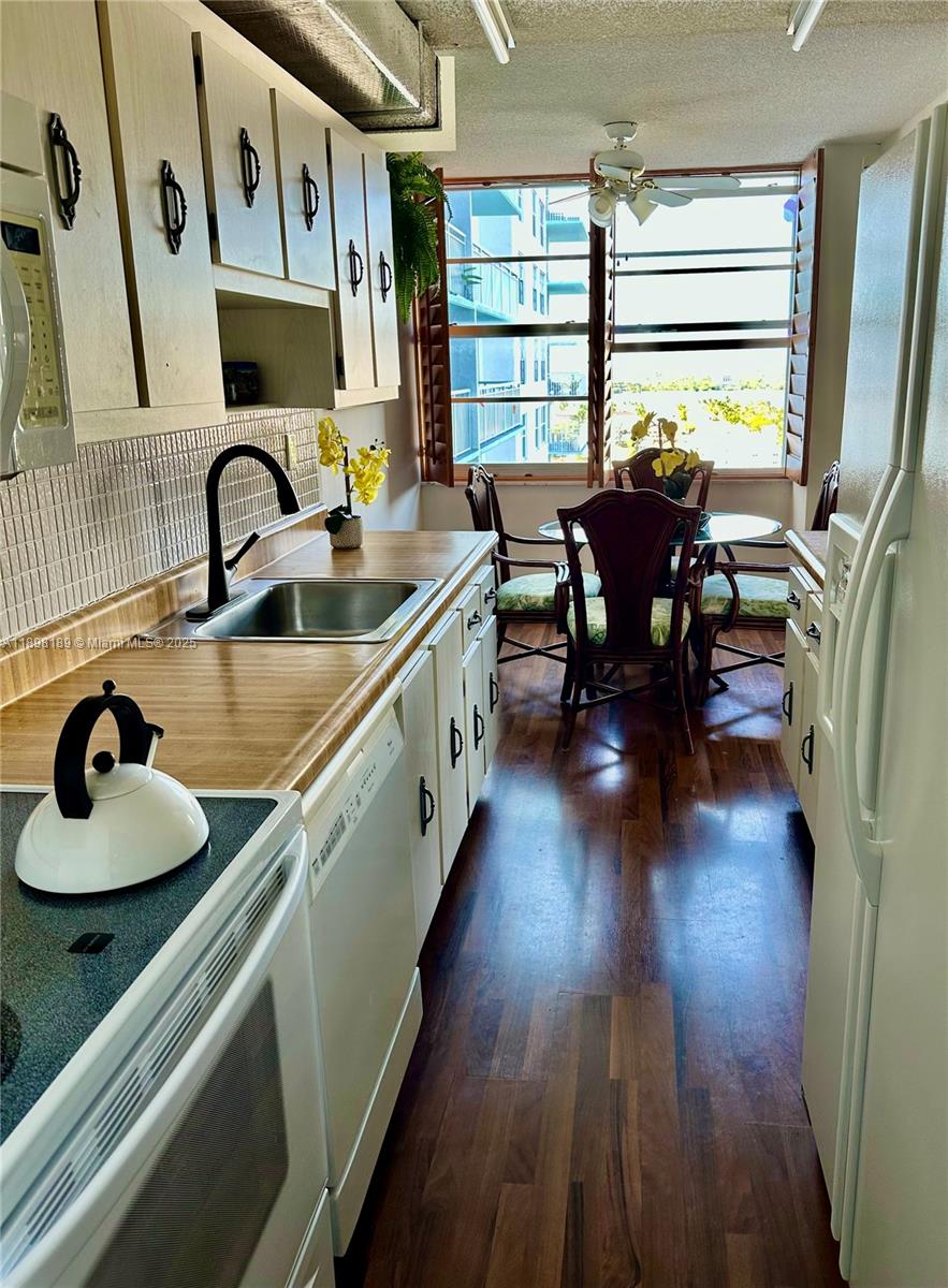 WINSTON TOWERS 500 CONDO - Residential