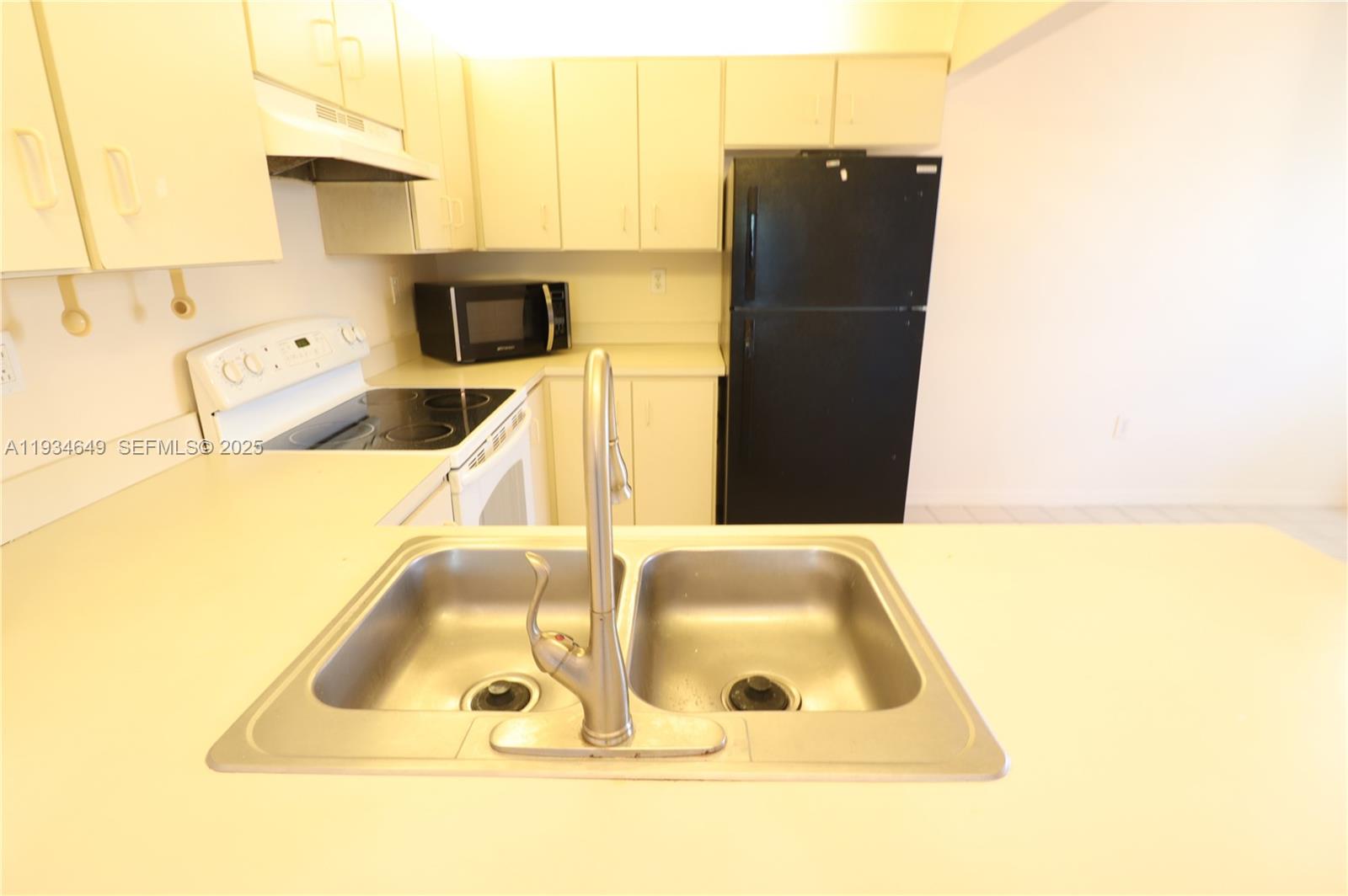 MONTEREY VILLAGE-TWO COND - Residential