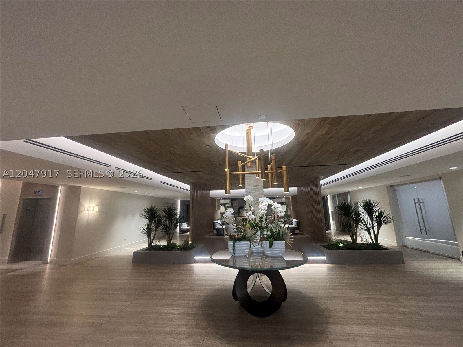 2301 Collins Ave 833