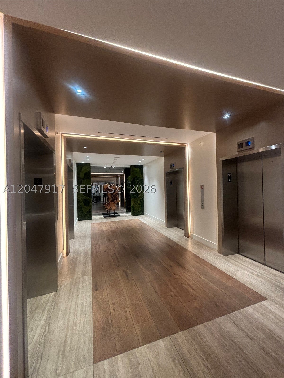 2301 Collins Ave 833