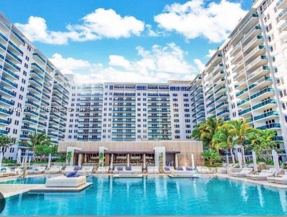 2301 Collins Ave 833
