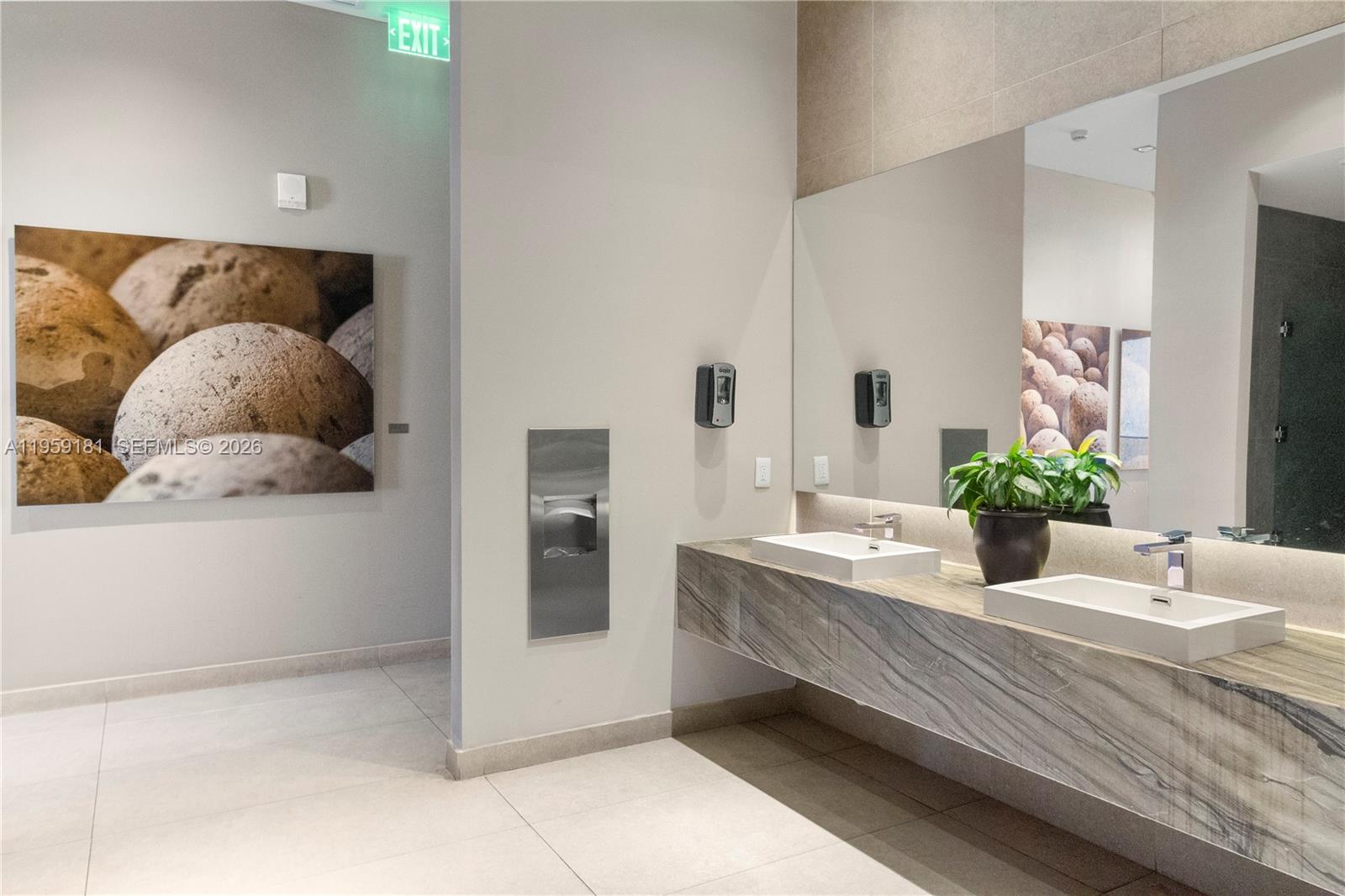 1100 MILLECENTO RESIDENCE - Residential