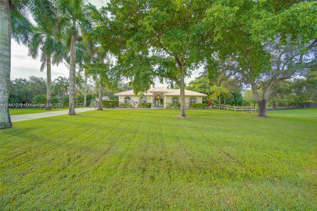 Photo of 20506 SW 54th Pl, Pembroke Pines, FL 33332 (MLS # A11467029)