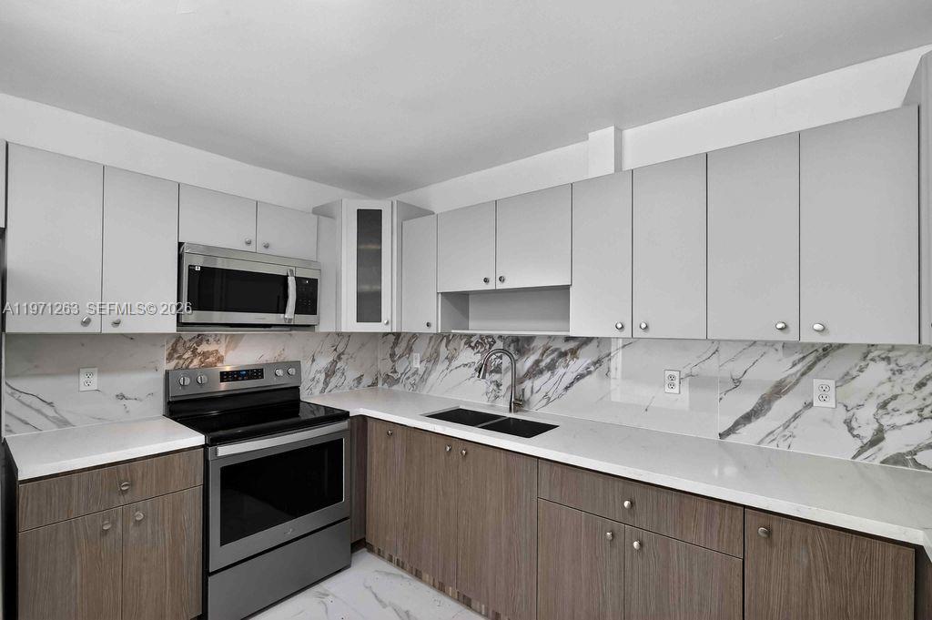 SUNNY ISLES ESTATES - Residential