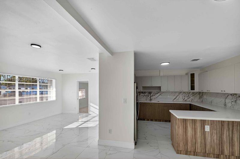 SUNNY ISLES ESTATES - Residential